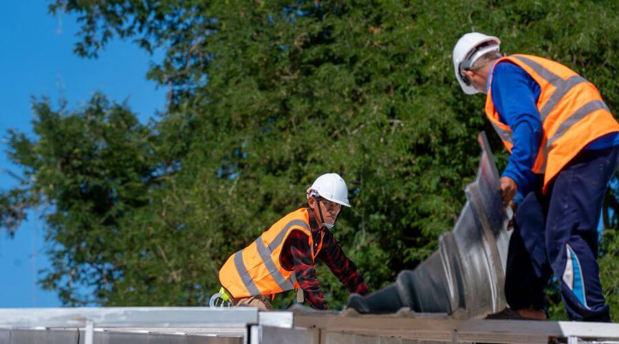 Professional gutter cleaning in Lake Villa, IL